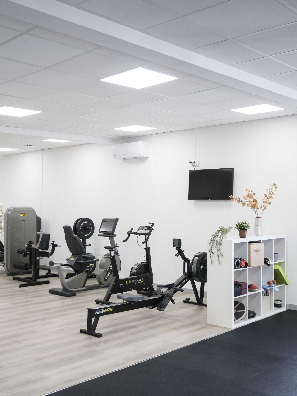L'espace cardio du cabinet : vélos, rameur et presse à cuisses